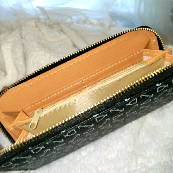 Wallet- zip up style! - Picture 4 of 7